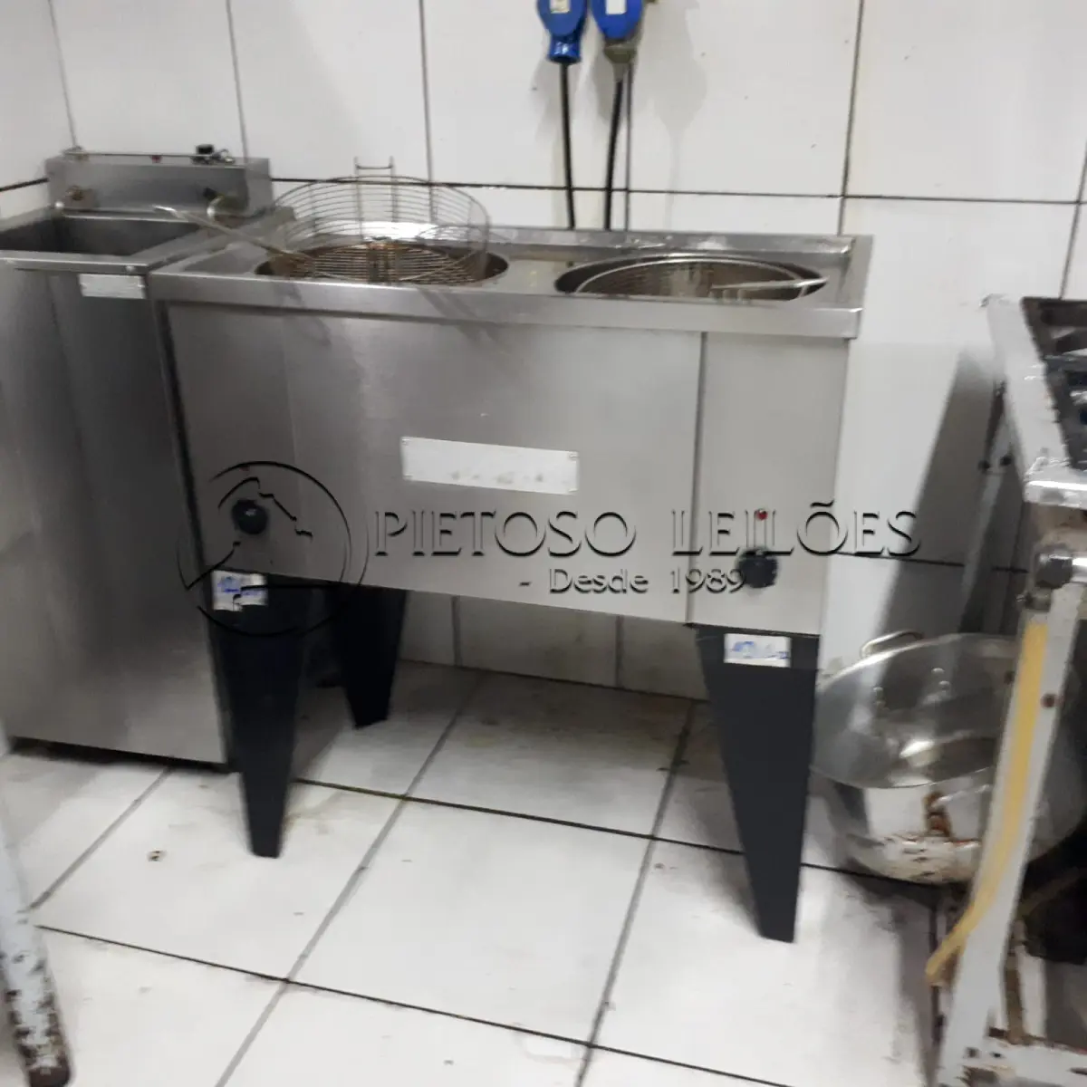 LOTE 012 - 01 (UMA) FRITADEIRA INDUSTRIAL COM COIFA