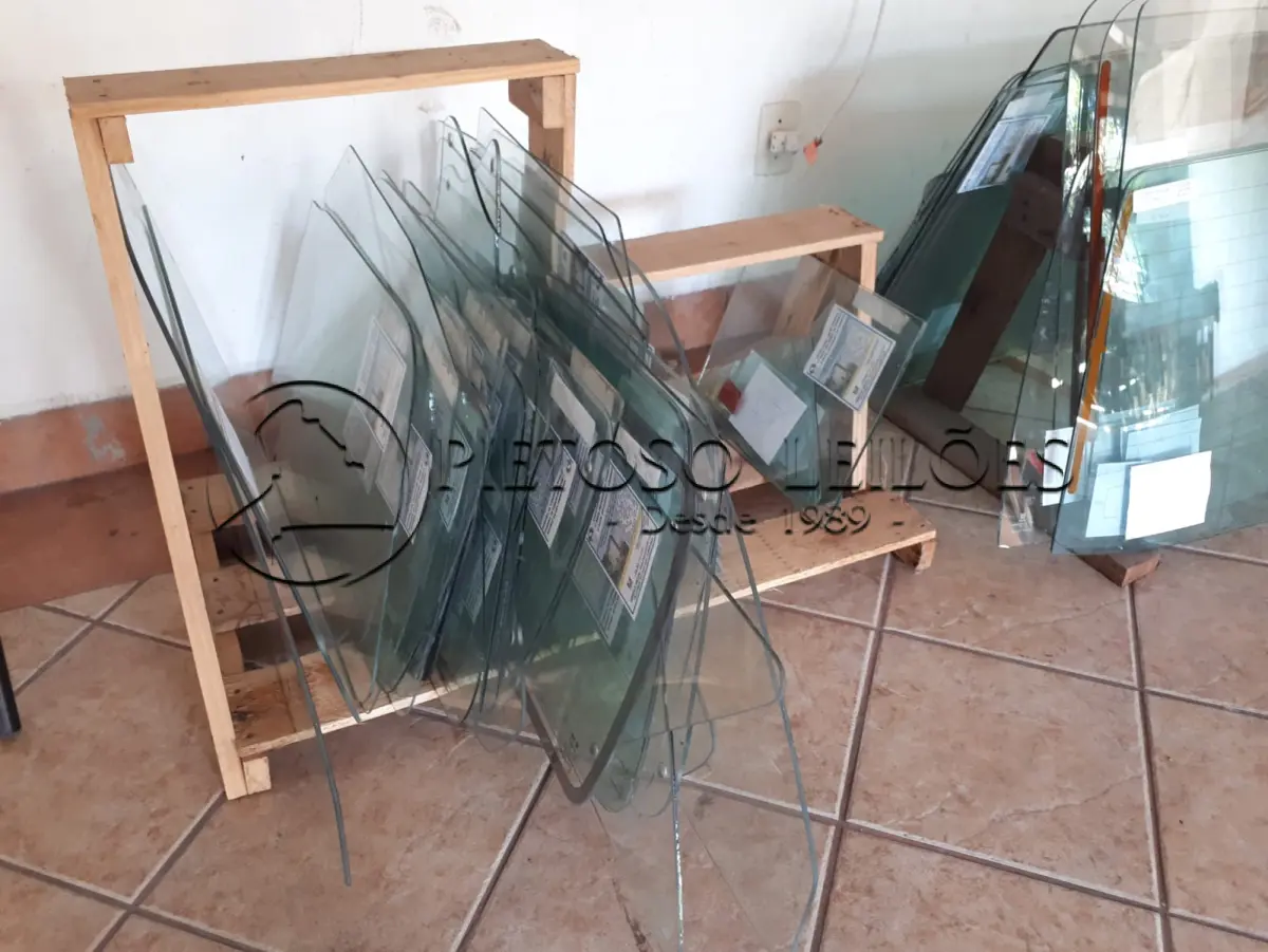 LOTE 005 - LOTE DE VIDROS AUTOMOTIVOS ANTIGOS
