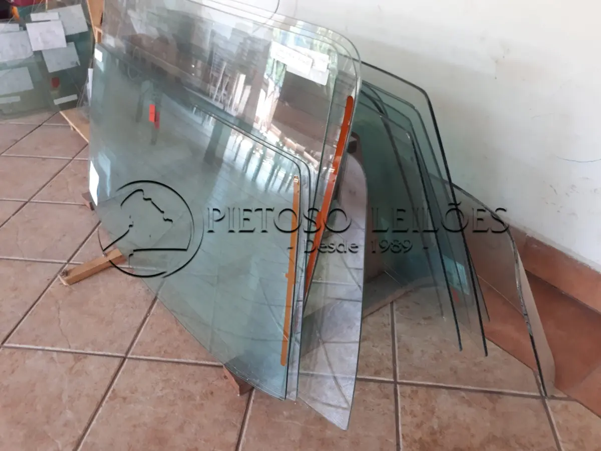 LOTE 005 - LOTE DE VIDROS AUTOMOTIVOS ANTIGOS