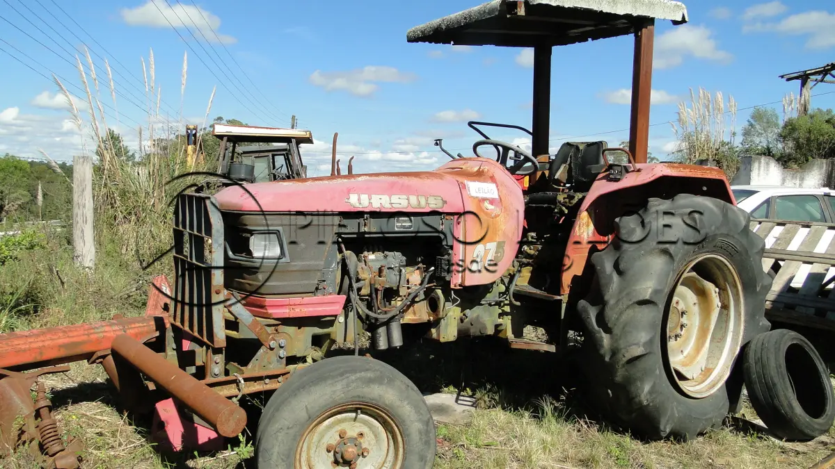 LOTE 010 - TRATOR URSUS 275.