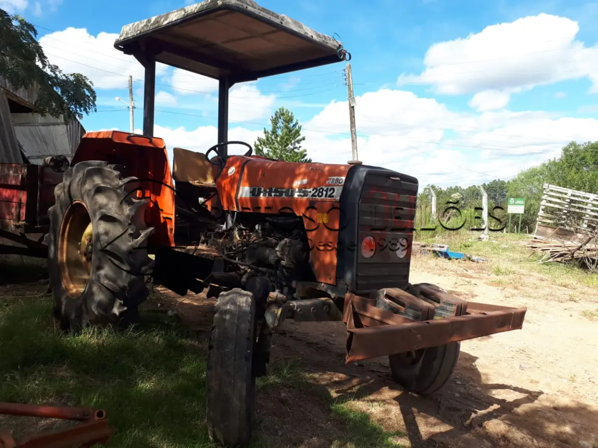 LOTE 024 - TRATOR URSUS 2812 COM CARRETA, BOMBA DÁGUA E CAPINADEIRA.