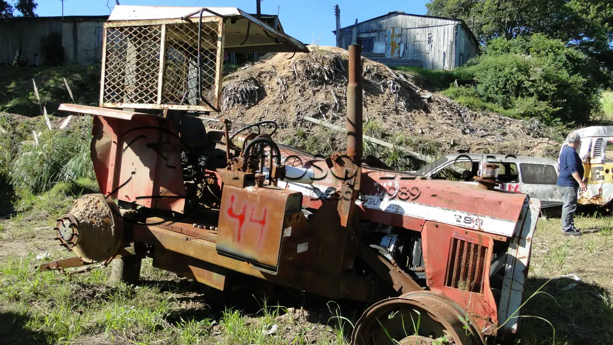 LOTE 044 - TRATOR MASSEY FERGUSSON MOD 299.