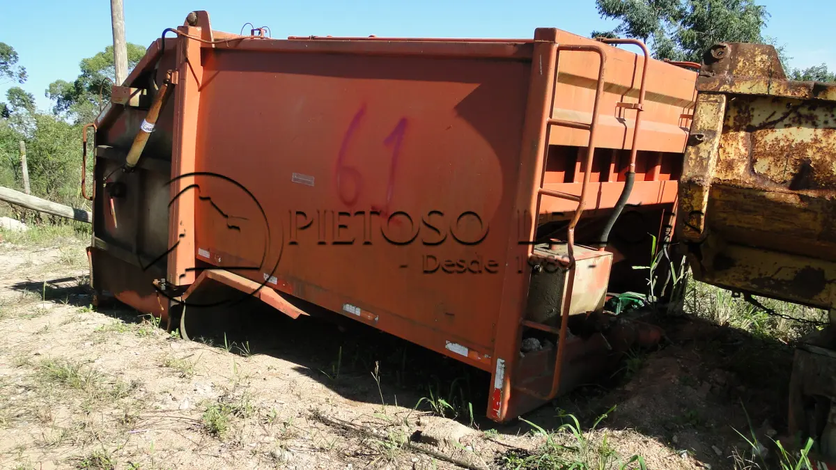 LOTE 061 - COLETOR COMPACTADOR DE LIXO.