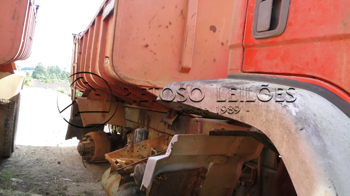 LOTE 070 - M.BENZ/1215 C, CAÇAMBA BASCULANTE. ANO/MODELO: 1999/1999, PLACA: IJC7741,