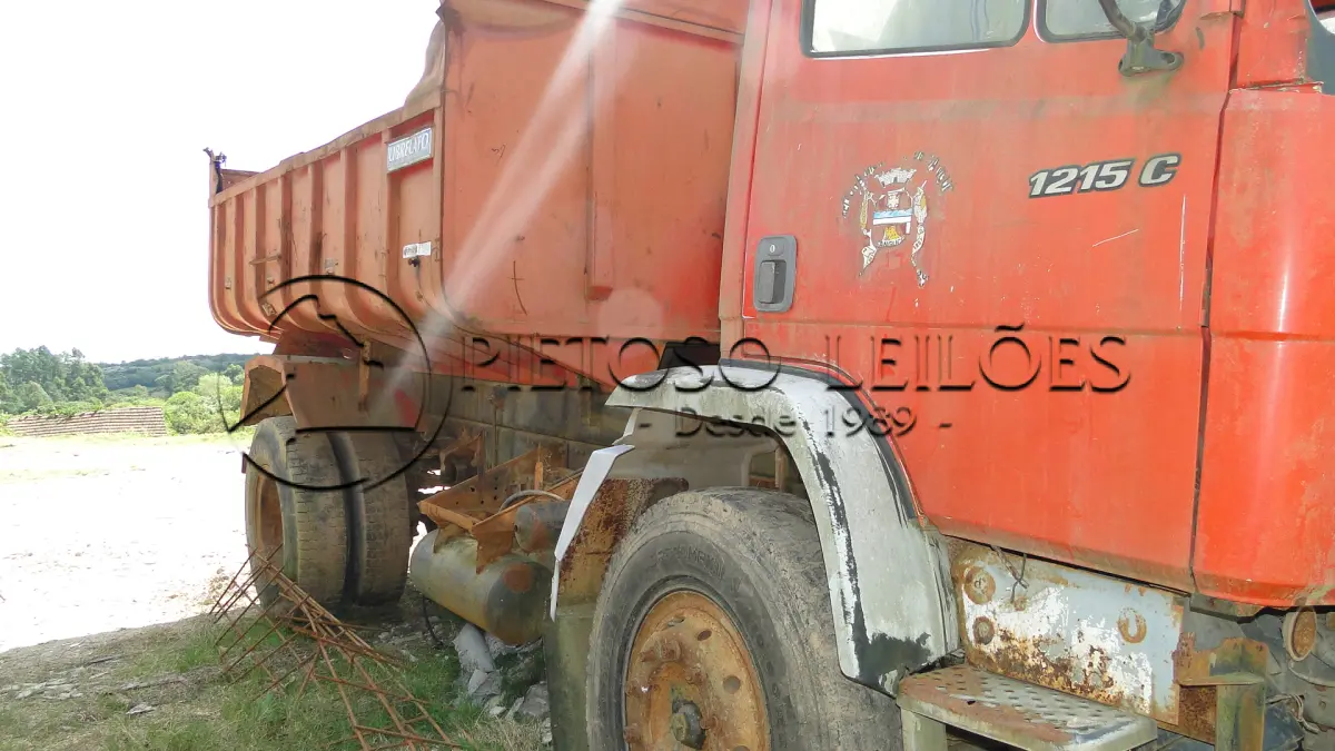LOTE 069 - M.BENZ/1215 C, CAÇAMBA BASCULANTE, ANO/MODELO: 1999/1999, PLACA: IJC7723,