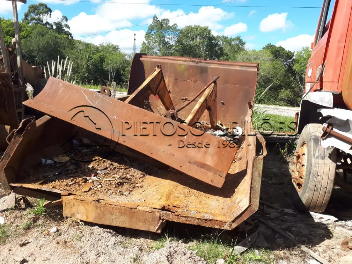 LOTE 047 - LOTE COMPOSTO POR IMPLEMENTOS AGRICOLAS, LÂMINA, ARADOS E DEBULHADOR.