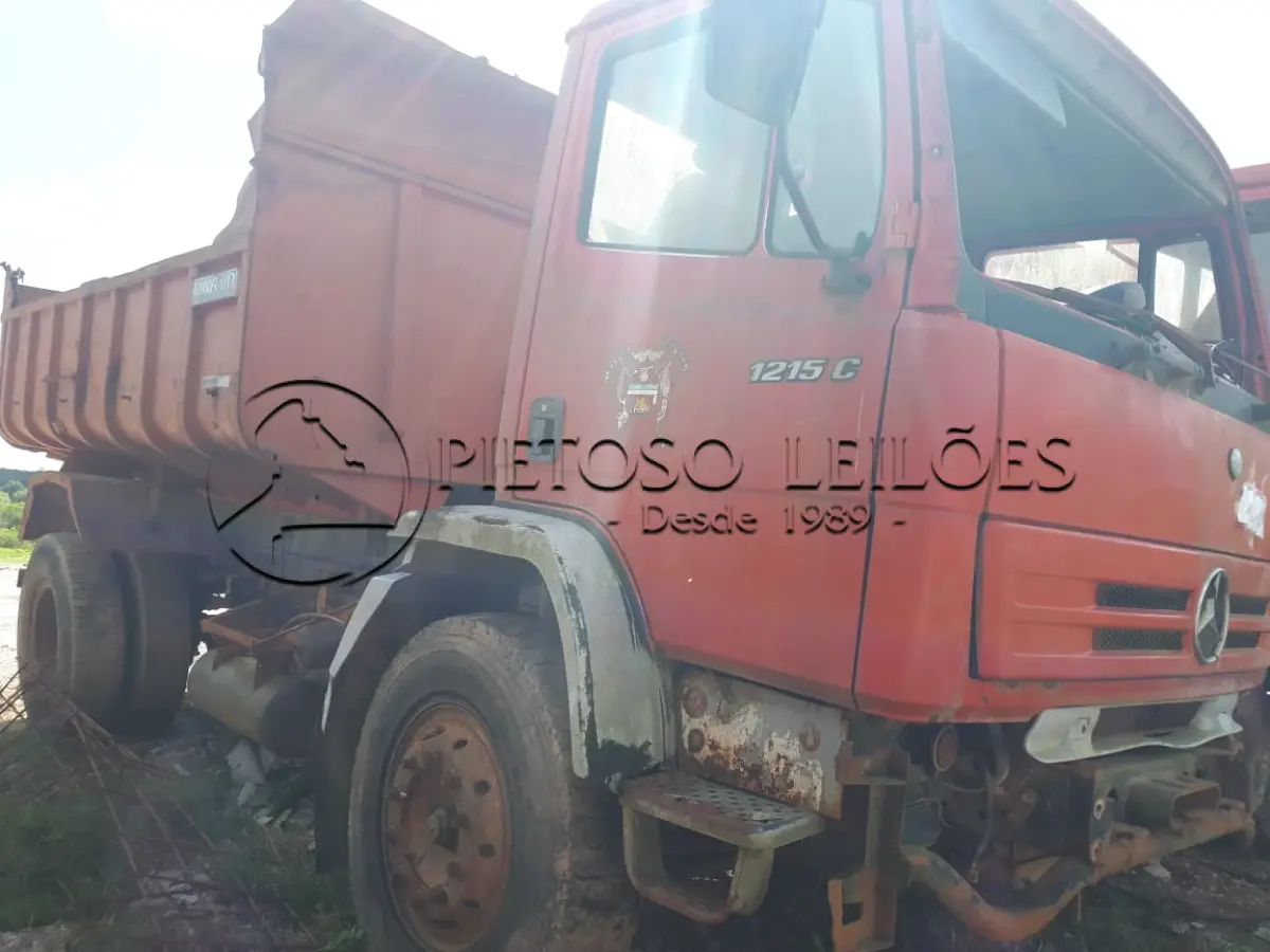 LOTE 069 - M.BENZ/1215 C, CAÇAMBA BASCULANTE, ANO/MODELO: 1999/1999, PLACA: IJC7723,