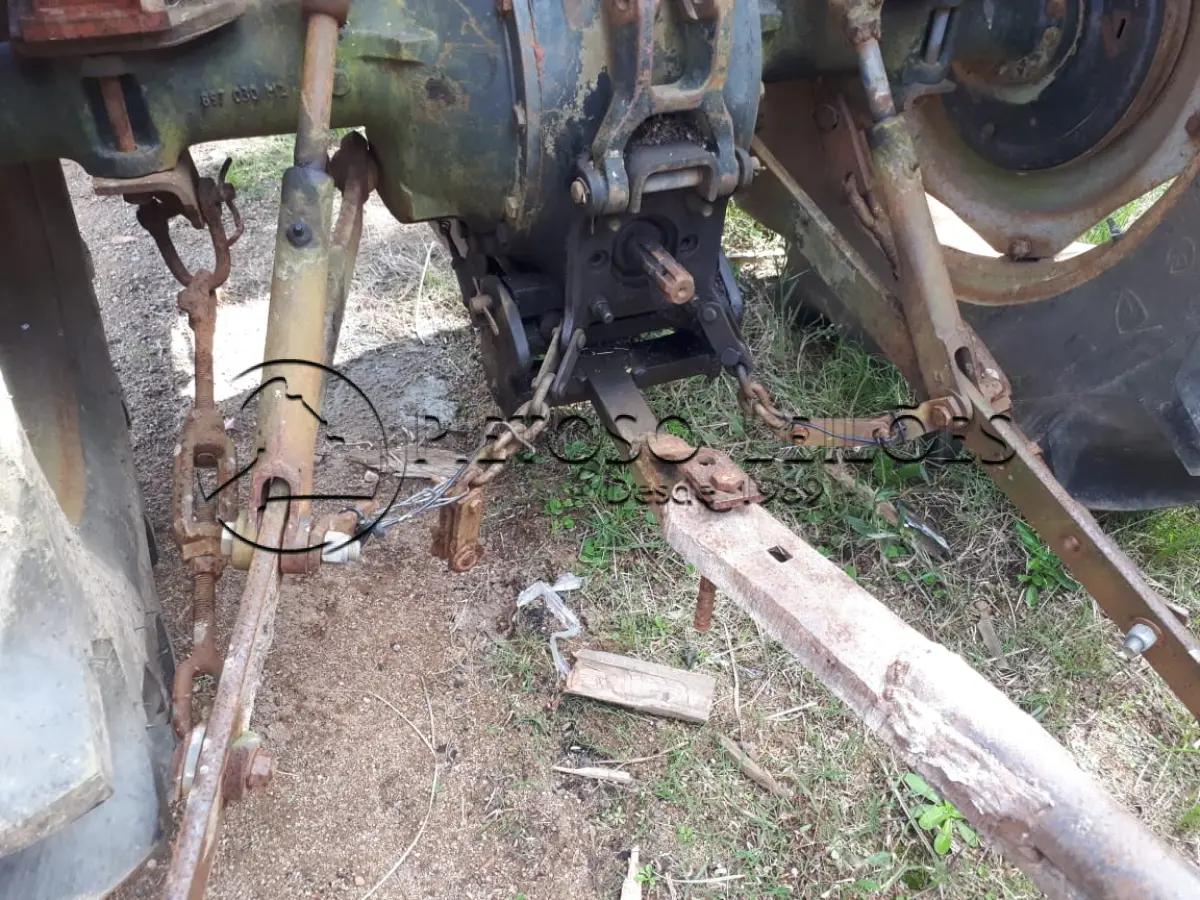 LOTE 024 - TRATOR URSUS 2812 COM CARRETA, BOMBA DÁGUA E CAPINADEIRA.