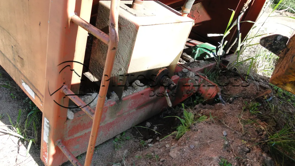LOTE 061 - COLETOR COMPACTADOR DE LIXO.