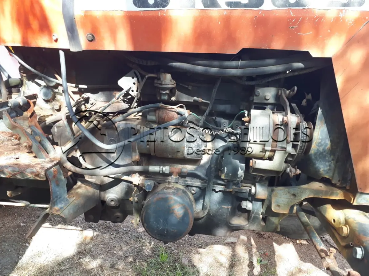 LOTE 024 - TRATOR URSUS 2812 COM CARRETA, BOMBA DÁGUA E CAPINADEIRA.