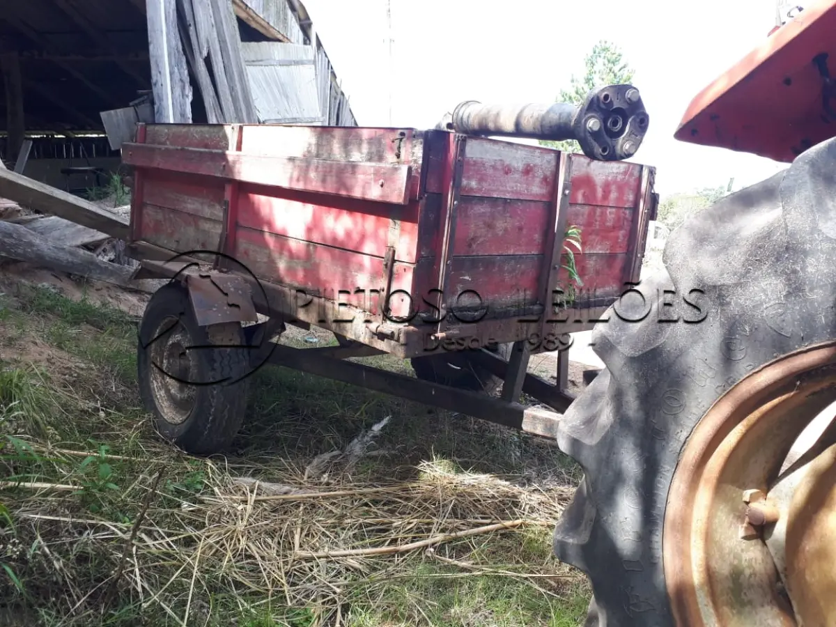 LOTE 024 - TRATOR URSUS 2812 COM CARRETA, BOMBA DÁGUA E CAPINADEIRA.