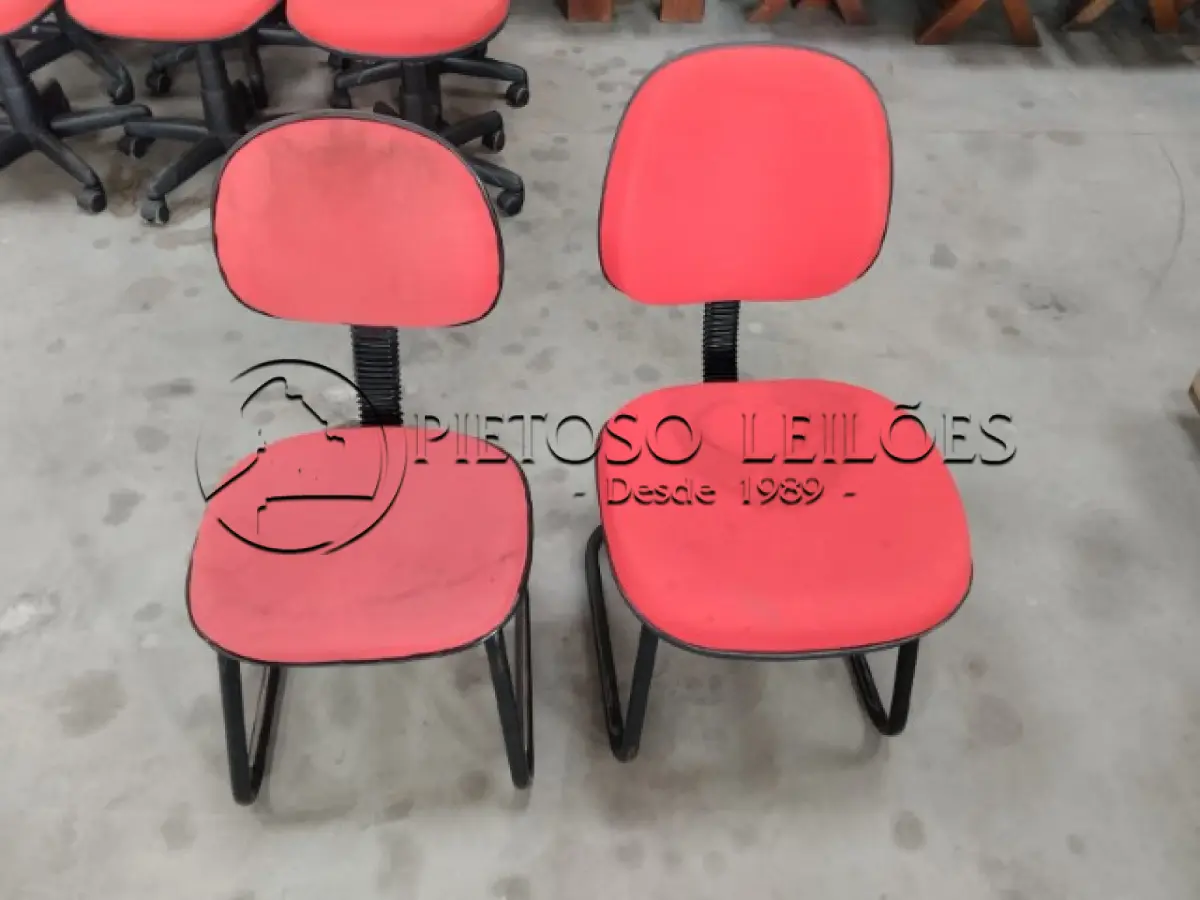 LOTE 031 - CADEIRAS FIXAS COM ENCOSTO ESTOFADO
