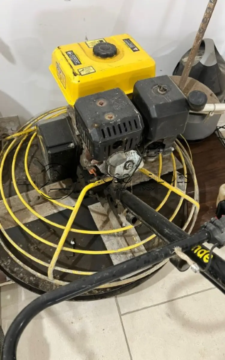 LOTE 301 - 01 (UMA) ALISADORA DE PISO, MARCA VONDER, 7.8 HP, ANO 2019.
