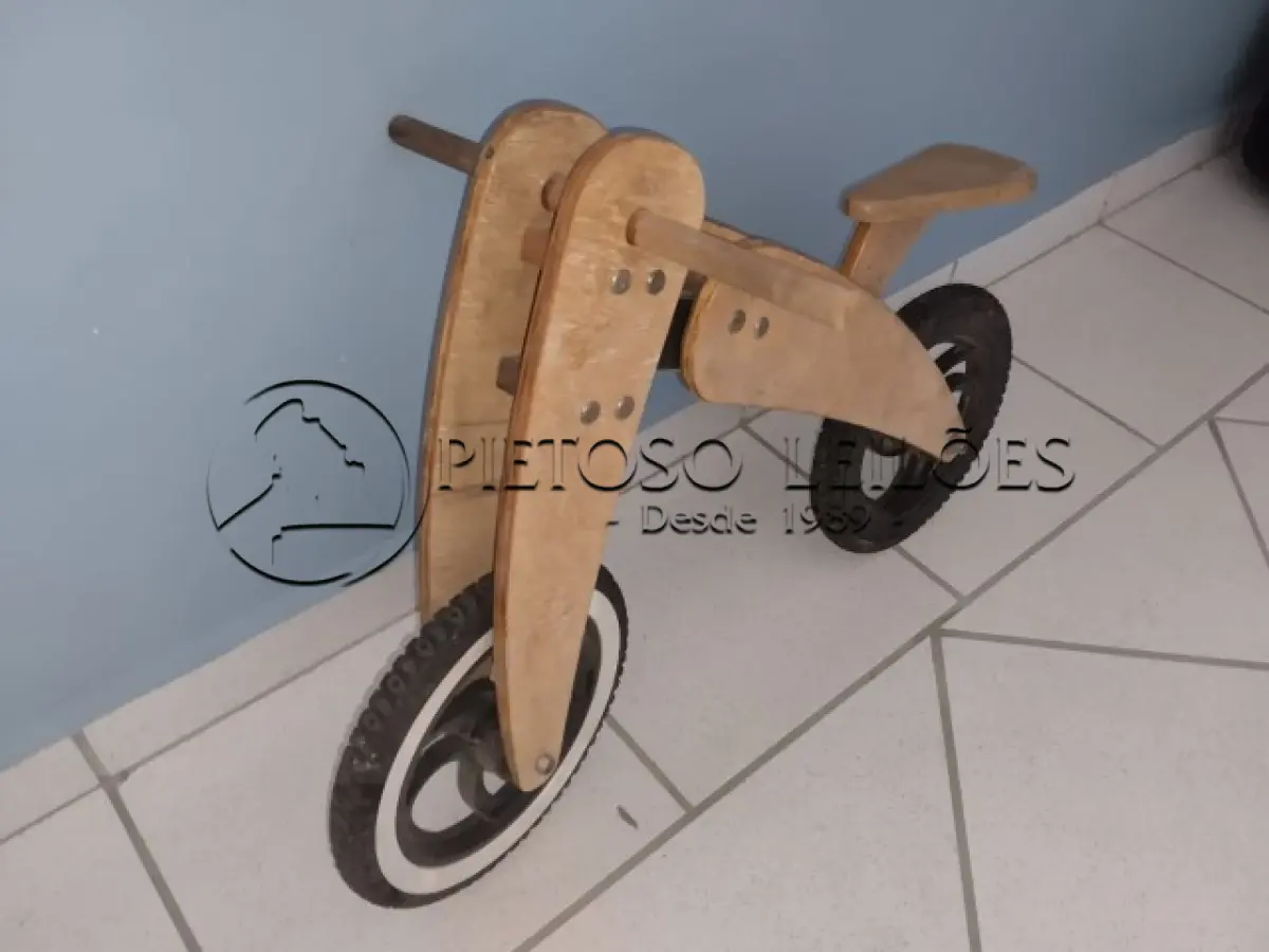 LOTE 010 - BIKE DE EQUILÍBRIO EM MADEIRA
