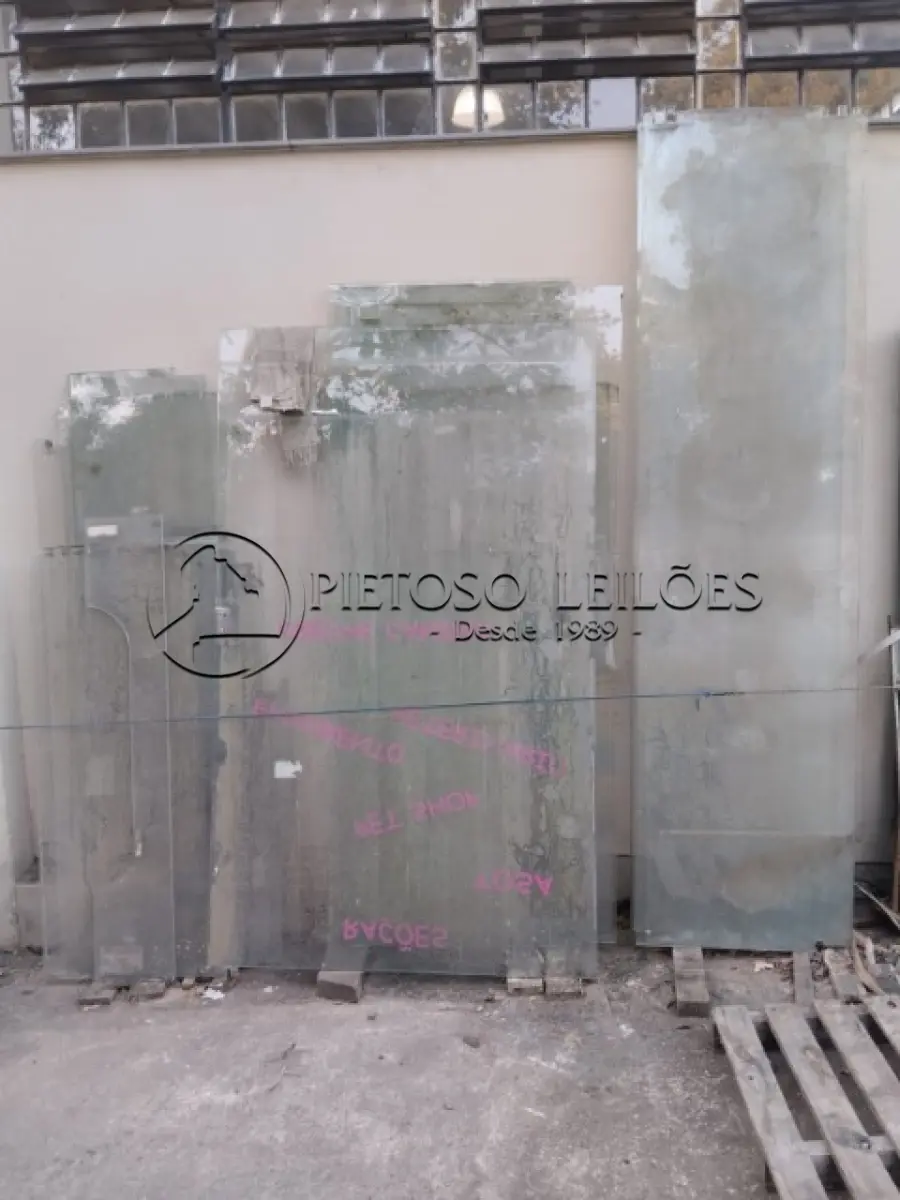 LOTE 006 - LOTE COMPOSTO POR 29 PEÇAS DE VIDRO