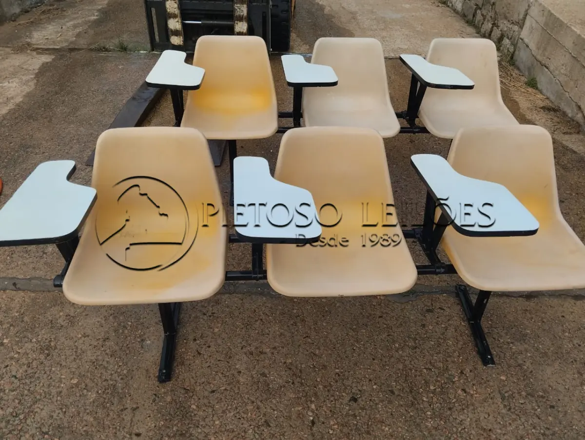LOTE 040 - CONJUNTO DE CADEIRAS (A)