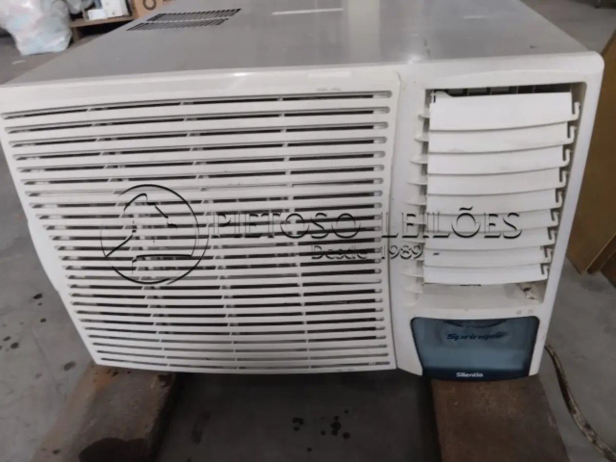 LOTE 028 - AR CONDICIONADO DE JANELA QUENTE E FRIO