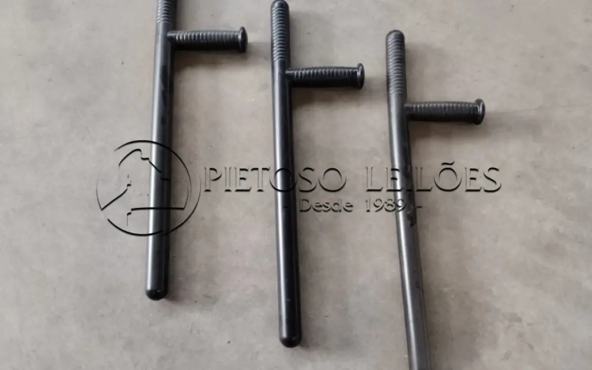 LOTE 043 - LOTE COMPOSTO POR 20 (vinte) BASTÕES TONFA MILITAR (CASSETETES). (E)