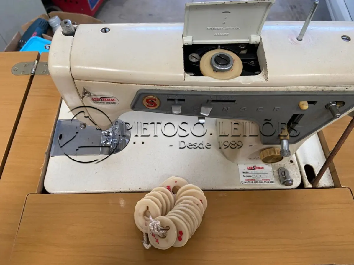 LOTE 022 - MÁQUINA DE COSTURA