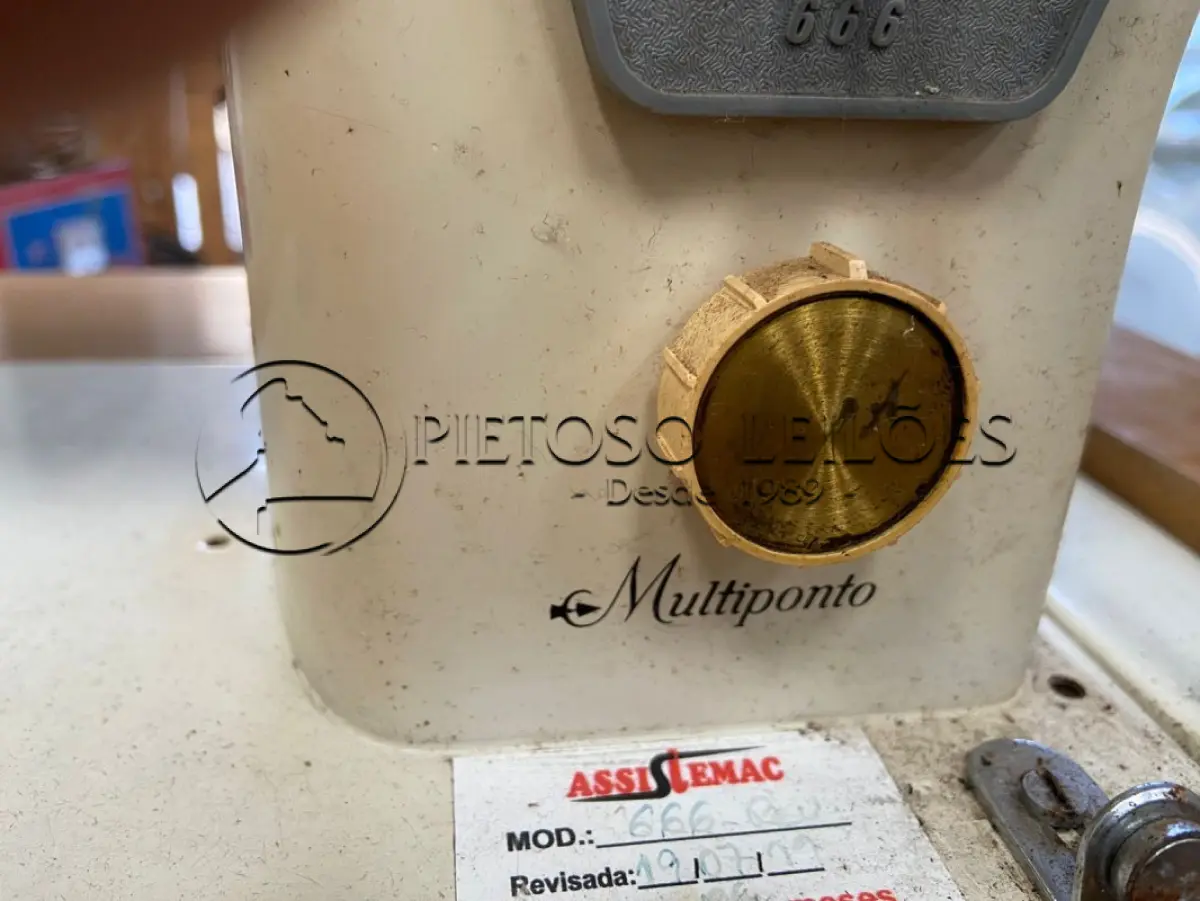 LOTE 022 - MÁQUINA DE COSTURA
