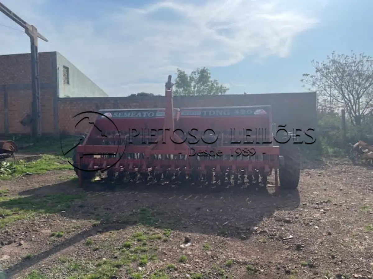 LOTE 001 - PLANTADEIRA MARCA SEMEATO, MODELO TDNG 420, DE PLANTIO DIRETO, 26 LINHAS, COR VERMELHA