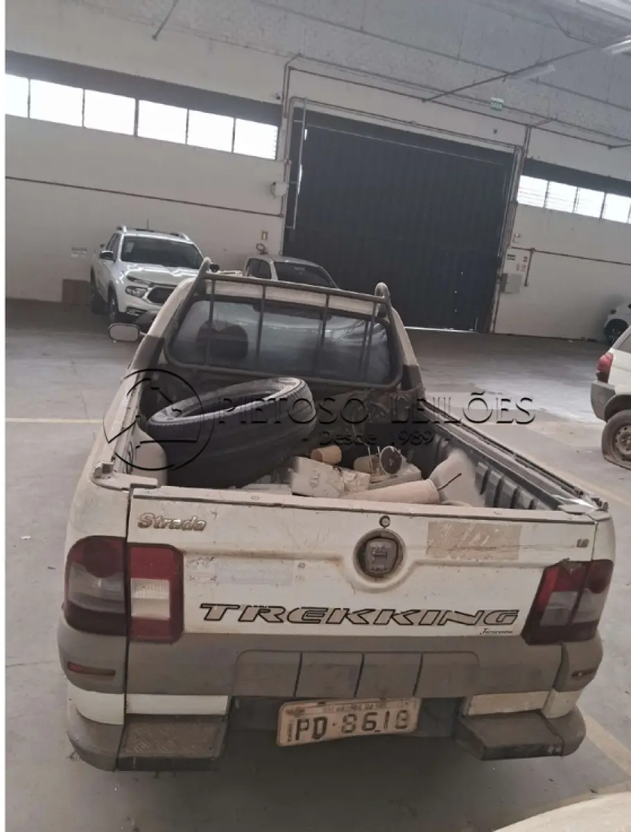 LOTE 005 - CAMINHONETE FIAT/STRADA TREK FLEX, ANO/MODELO: 2008/2009, PLACA: IPD8618