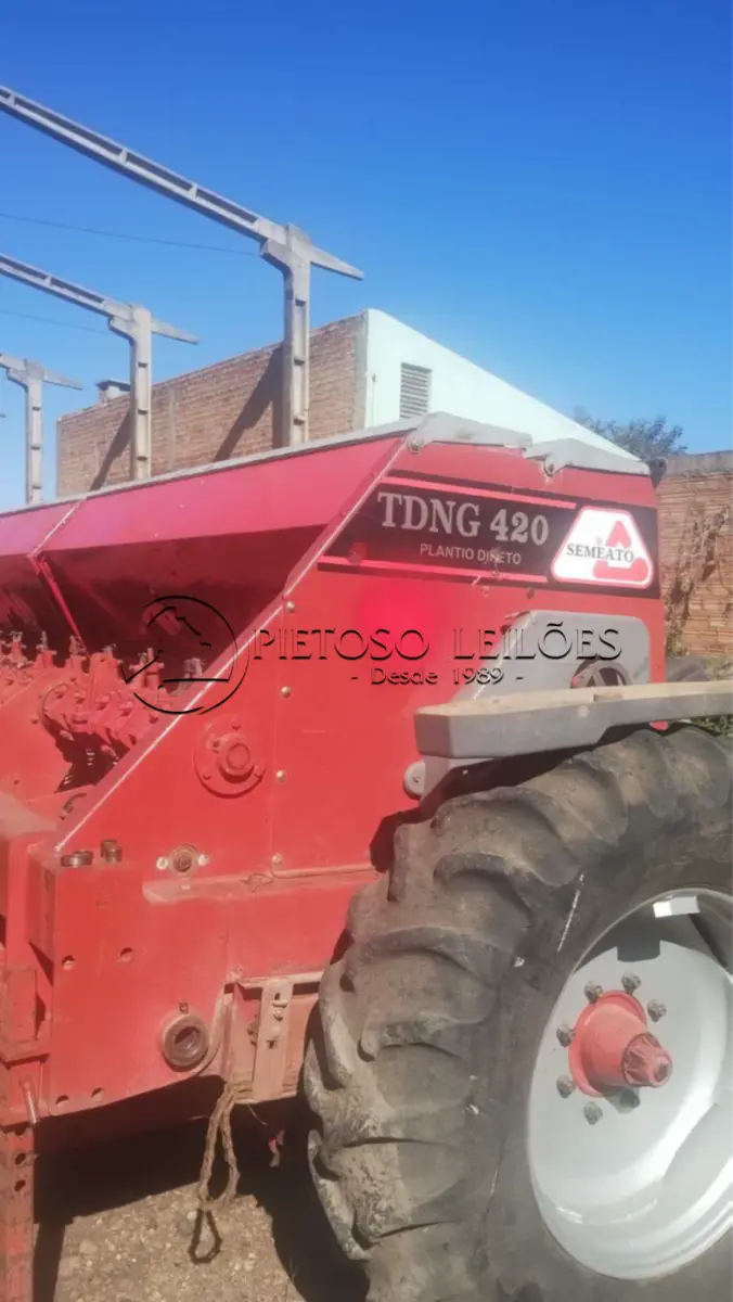 LOTE 001 - PLANTADEIRA MARCA SEMEATO, MODELO TDNG 420, DE PLANTIO DIRETO, 26 LINHAS, COR VERMELHA