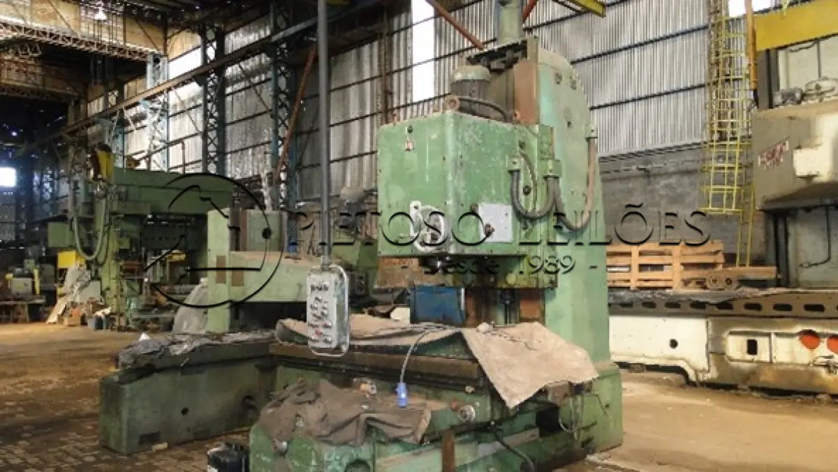 LOTE 007 - FRESADORA VERTICAL DE CABEÇOTE INCLINÁVEL COM AJUSTE VERTICAL DA PINÓLA; GAMA DE ROTAÇÕES DE 18 a 900 RPM, MARCA WMW