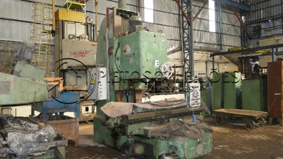 LOTE 007 - FRESADORA VERTICAL DE CABEÇOTE INCLINÁVEL COM AJUSTE VERTICAL DA PINÓLA; GAMA DE ROTAÇÕES DE 18 a 900 RPM, MARCA WMW