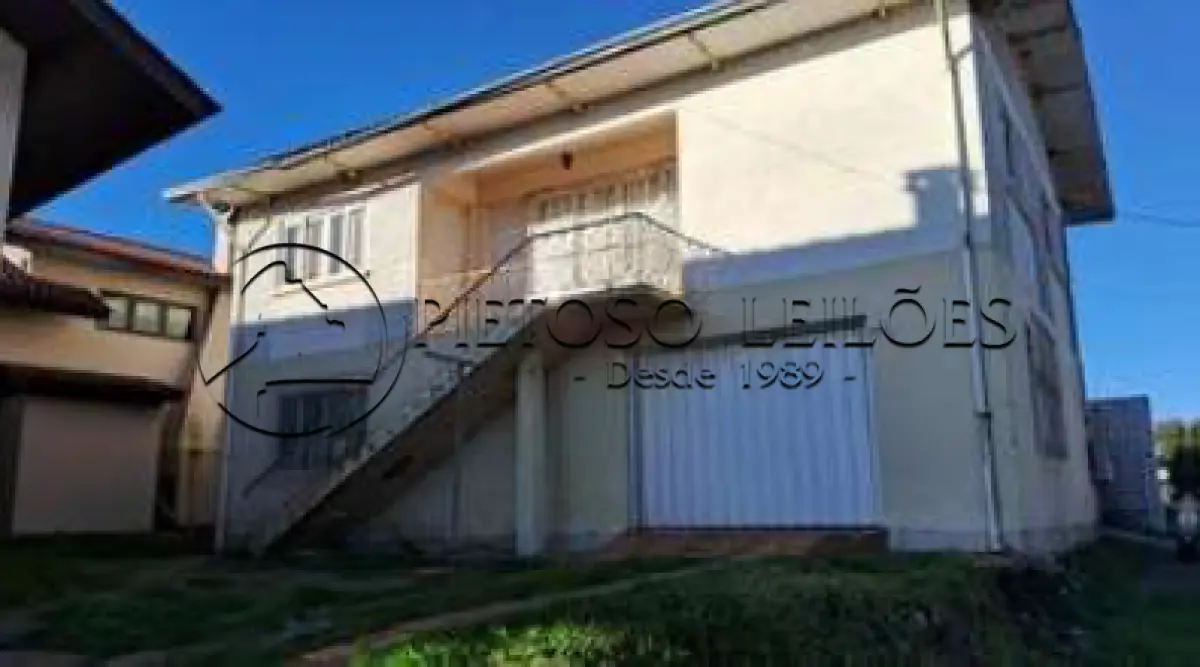 LOTE 100 - FLORES DA CUNHA/RS - FRAÇÃO IDEAL DE 244,00M² - CASA DE ALVENARIA COM 2 PAVIMENTOS - TRAVESSÃO ESMERALDA