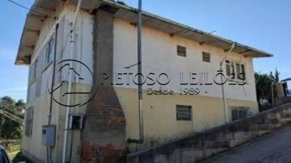 LOTE 100 - FLORES DA CUNHA/RS - FRAÇÃO IDEAL DE 244,00M² - CASA DE ALVENARIA COM 2 PAVIMENTOS - TRAVESSÃO ESMERALDA