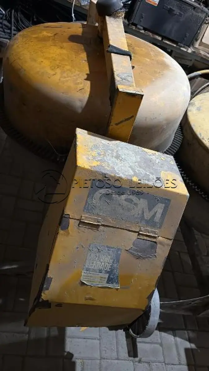 LOTE 304 - 01 (UMA) BETONEIRA, MARCA CSM, 400 LITROS, ANO 2019.