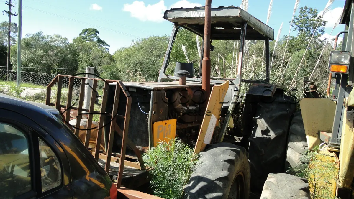 LOTE 009 - TRATOR VALTRA 785.