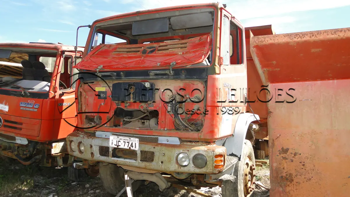 LOTE 070 - M.BENZ/1215 C, CAÇAMBA BASCULANTE. ANO/MODELO: 1999/1999, PLACA: IJC7741,