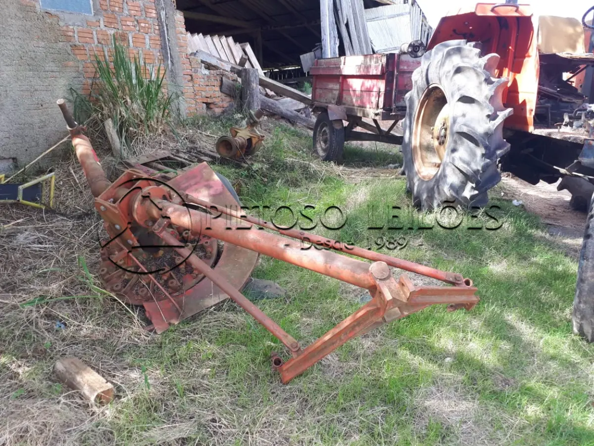LOTE 024 - TRATOR URSUS 2812 COM CARRETA, BOMBA DÁGUA E CAPINADEIRA.