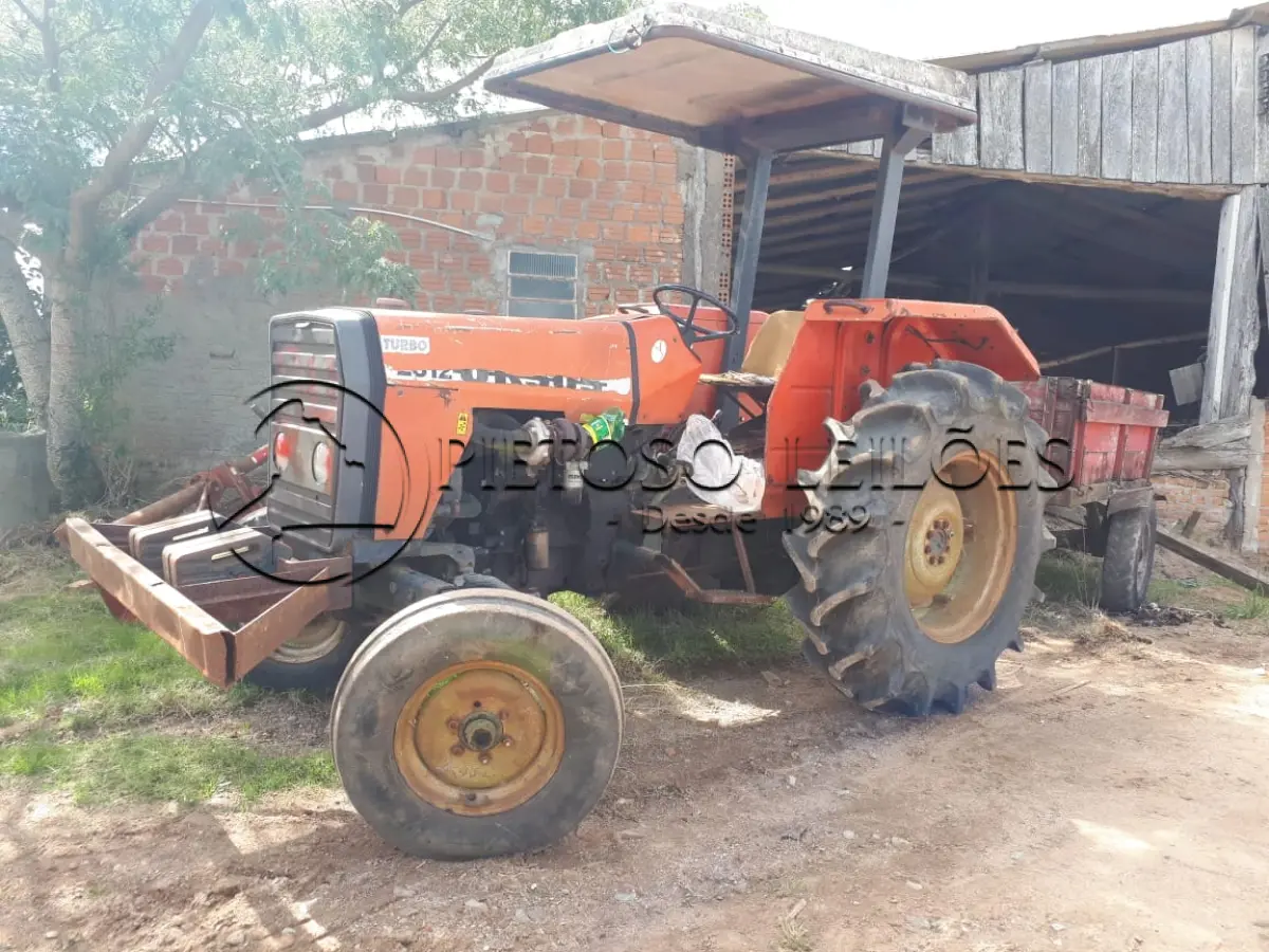 LOTE 024 - TRATOR URSUS 2812 COM CARRETA, BOMBA DÁGUA E CAPINADEIRA.