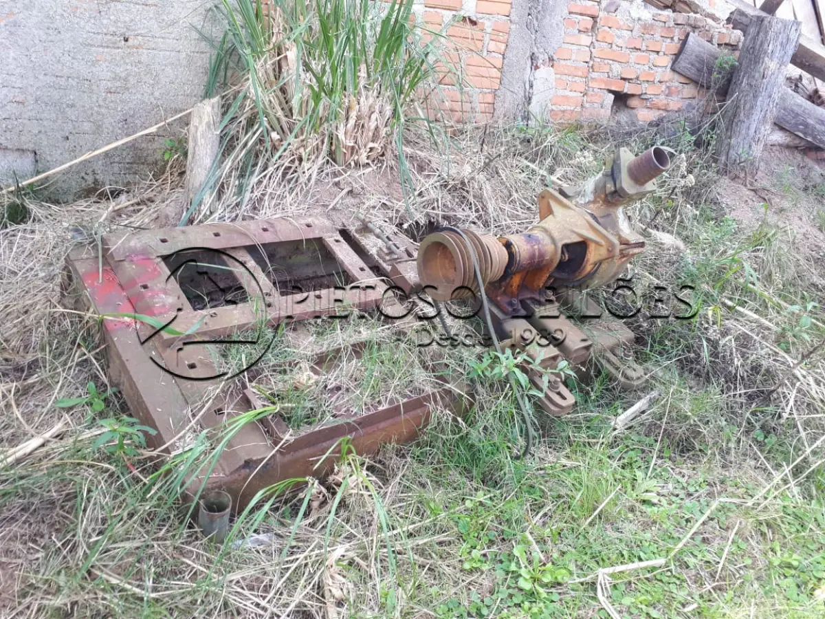 LOTE 024 - TRATOR URSUS 2812 COM CARRETA, BOMBA DÁGUA E CAPINADEIRA.