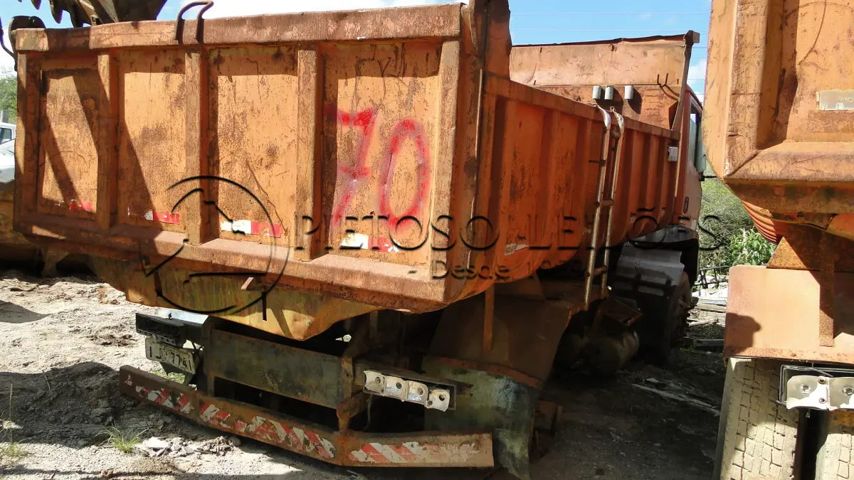 LOTE 070 - M.BENZ/1215 C, CAÇAMBA BASCULANTE. ANO/MODELO: 1999/1999, PLACA: IJC7741,