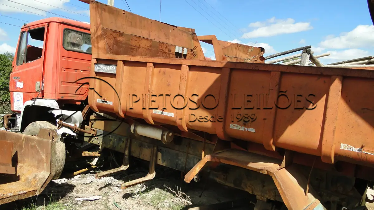 LOTE 070 - M.BENZ/1215 C, CAÇAMBA BASCULANTE. ANO/MODELO: 1999/1999, PLACA: IJC7741,