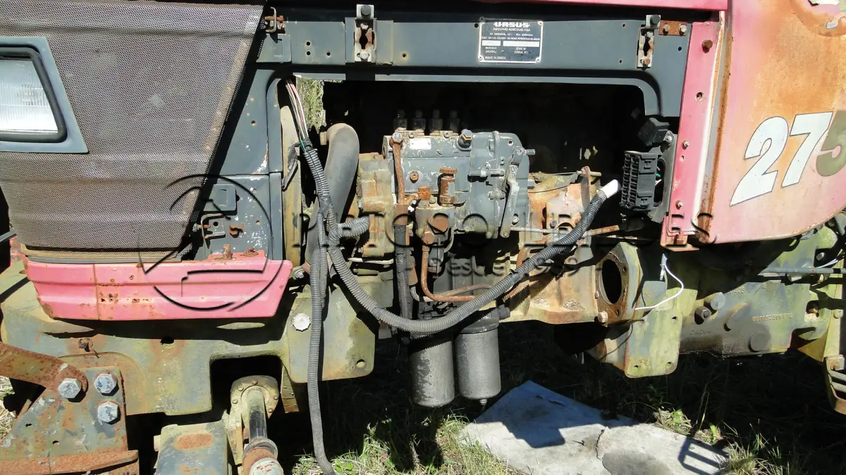 LOTE 010 - TRATOR URSUS 275.