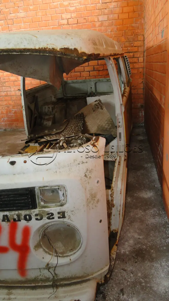 LOTE 014 - SUCATA DE VW/KOMBI, ANO/MODELO: 1999/1999, PLACA: IIT2683,