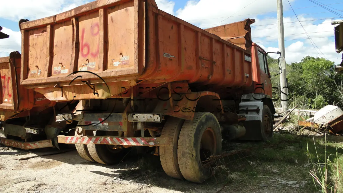 LOTE 069 - M.BENZ/1215 C, CAÇAMBA BASCULANTE, ANO/MODELO: 1999/1999, PLACA: IJC7723,