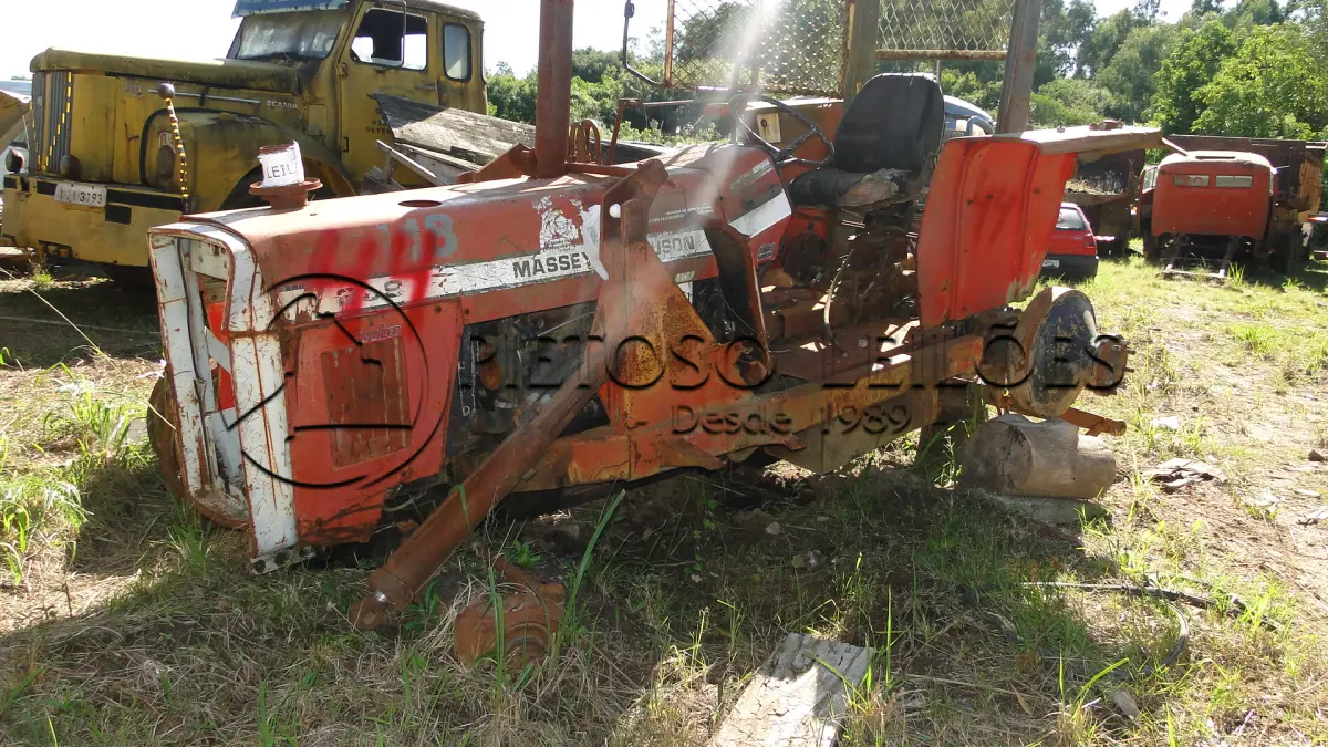 LOTE 044 - TRATOR MASSEY FERGUSSON MOD 299.