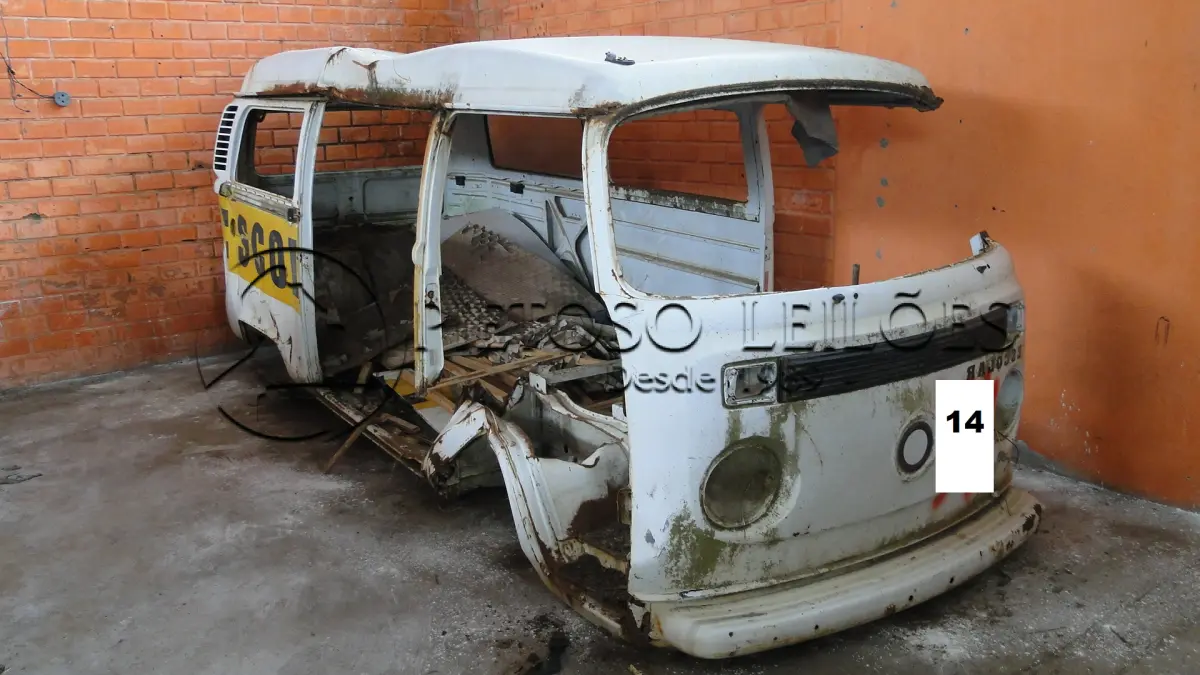 LOTE 014 - SUCATA DE VW/KOMBI, ANO/MODELO: 1999/1999, PLACA: IIT2683,