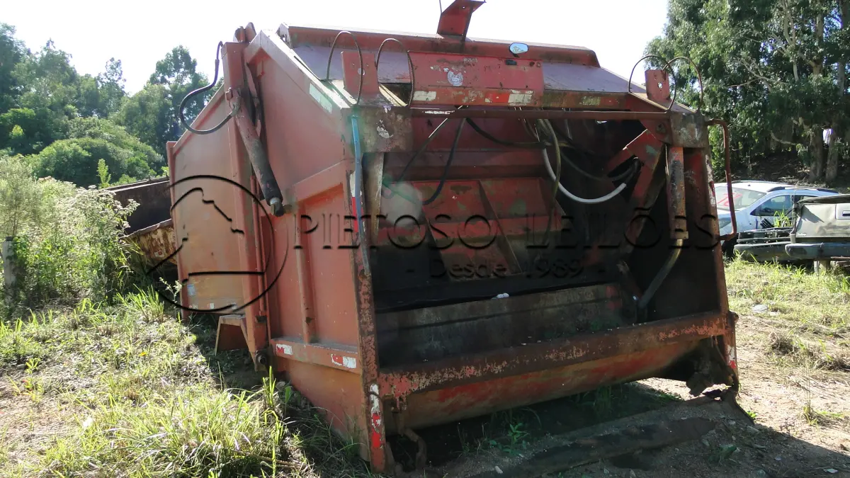 LOTE 061 - COLETOR COMPACTADOR DE LIXO.
