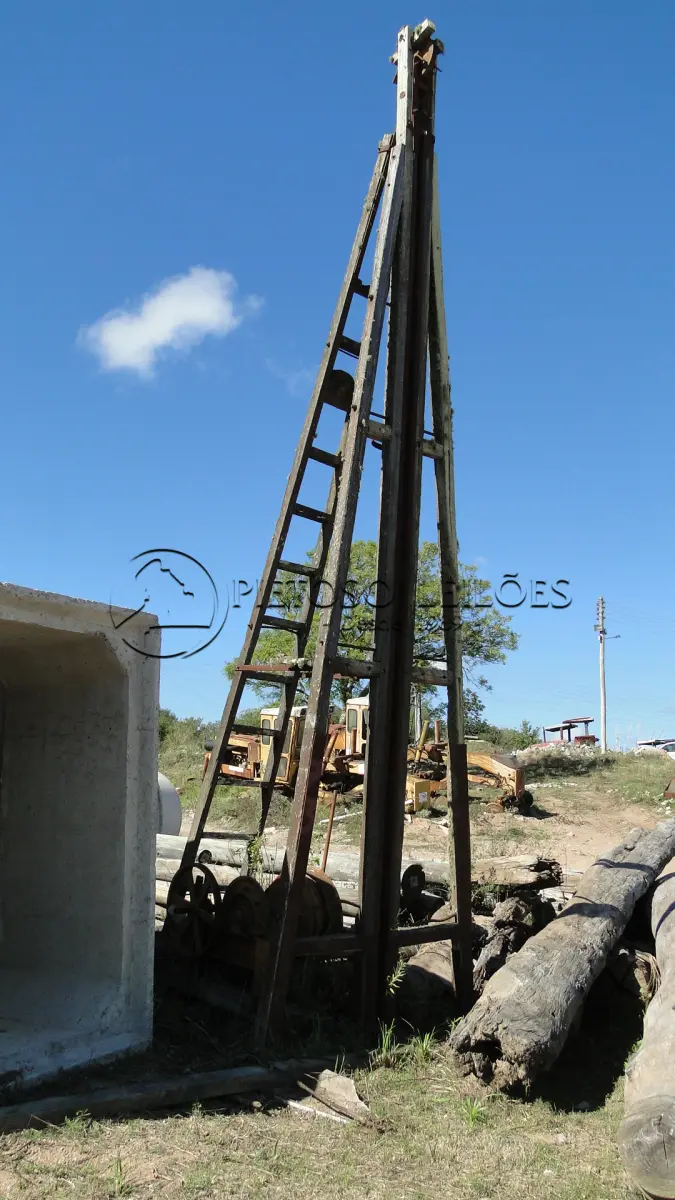 LOTE 073 - GUINCHO E TORRE PARA BATE ESTACA. OBS.: ESTADO DE SUCATA.