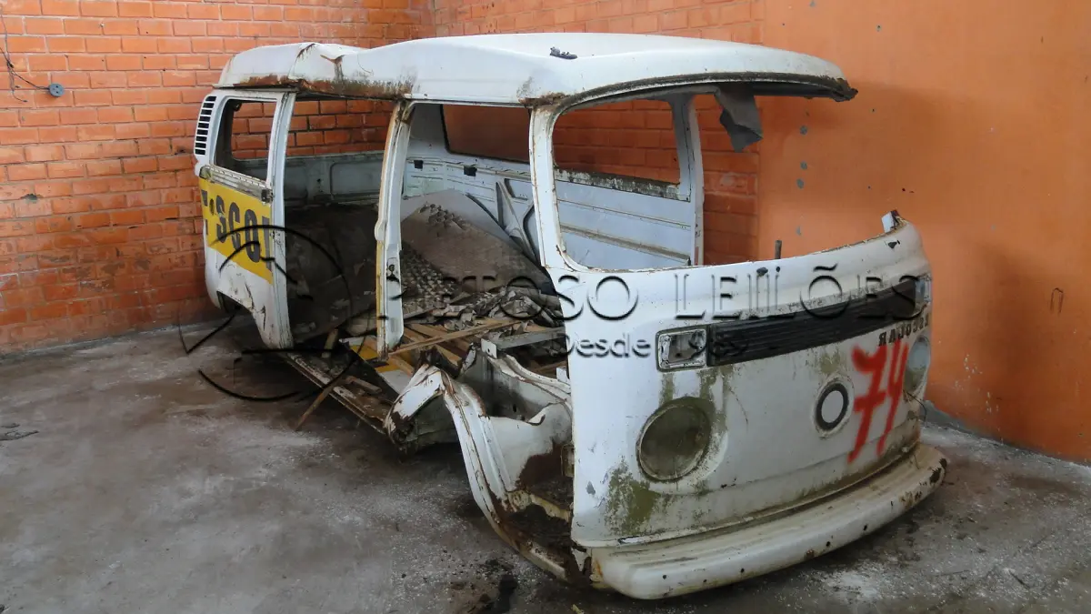 LOTE 014 - SUCATA DE VW/KOMBI, ANO/MODELO: 1999/1999, PLACA: IIT2683,