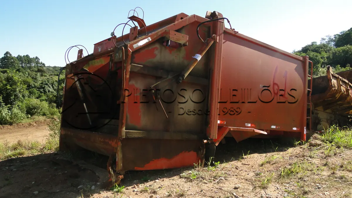 LOTE 061 - COLETOR COMPACTADOR DE LIXO.