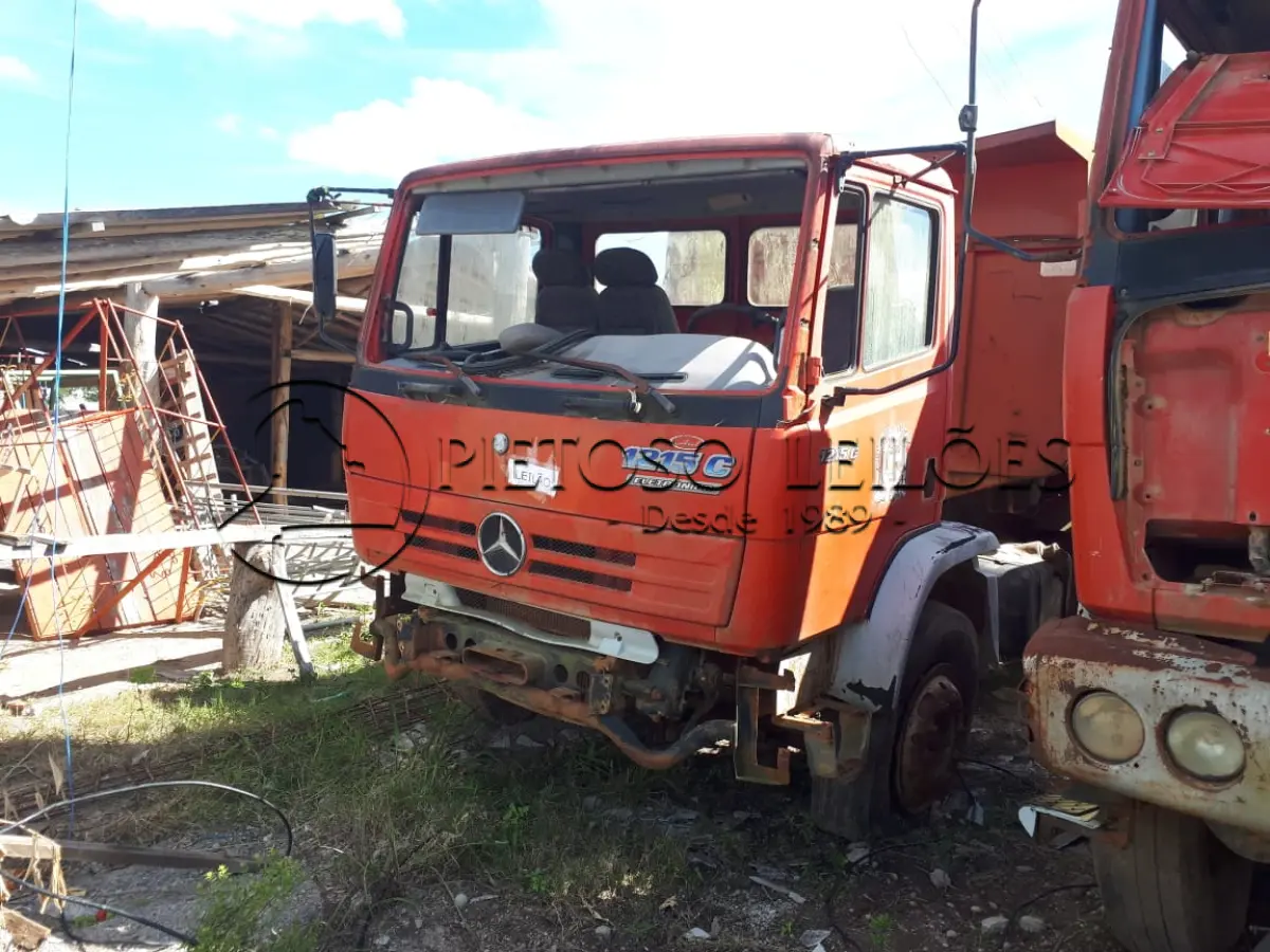 LOTE 069 - M.BENZ/1215 C, CAÇAMBA BASCULANTE, ANO/MODELO: 1999/1999, PLACA: IJC7723,