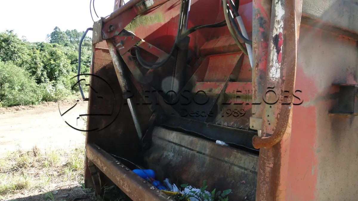 LOTE 061 - COLETOR COMPACTADOR DE LIXO.